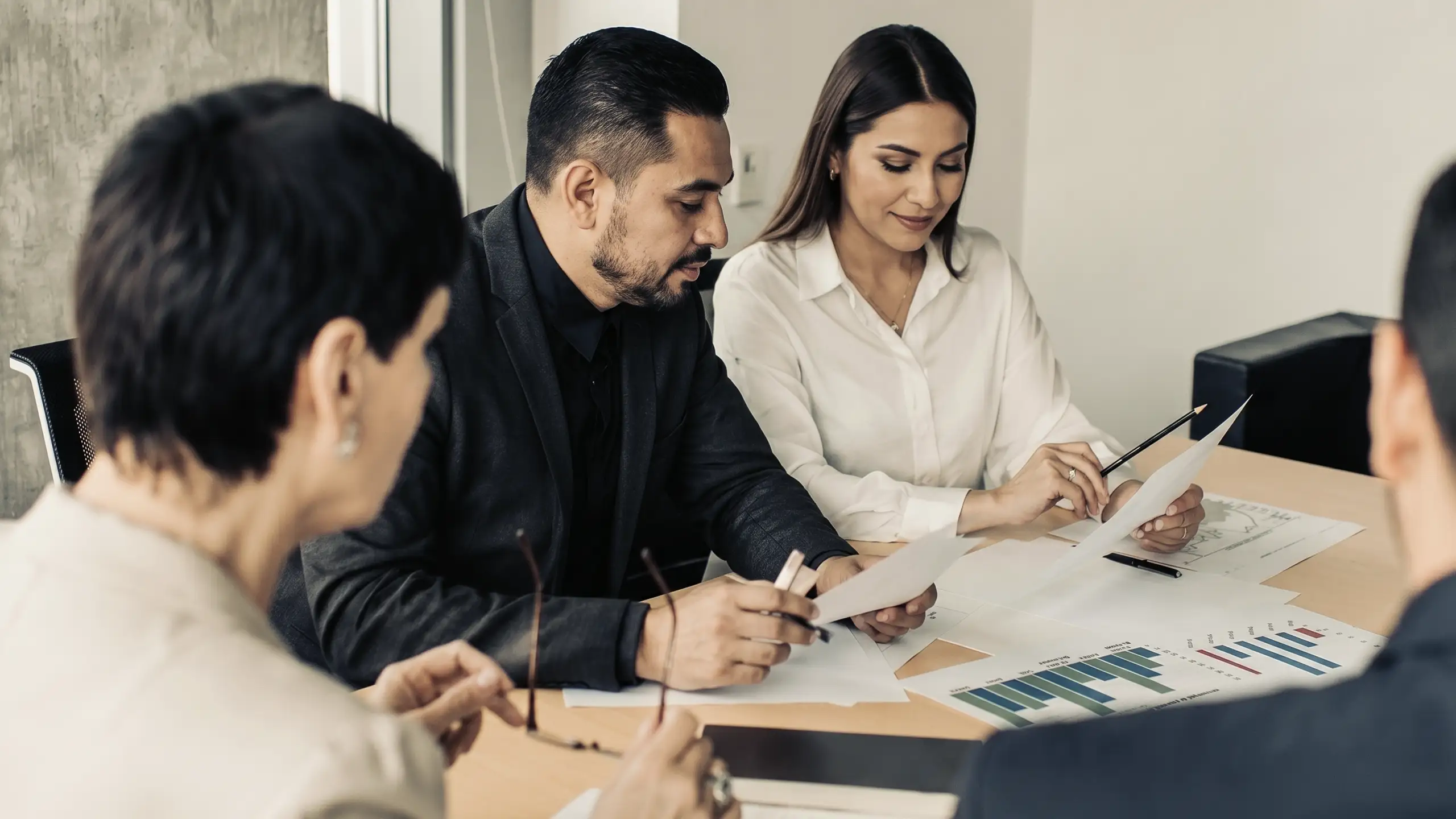 Equipo directivo y especialistas mexicanos reunidos en sala de juntas analizando reportes operativos, documentación laboral y métricas empresariales. Profesionales colaborando en procesos de administración de nómina, relaciones laborales, servicios especializados, cumplimiento laboral, control interno, IMSS, INFONAVIT, REPSE, seguridad social, administración de personal y gestión de recursos humanos. Reunión estratégica enfocada en supervisión operativa, toma de decisiones, mitigación de riesgos laborales y fiscales, control documental, reportes ejecutivos y fortalecimiento de procesos corporativos. Imagen representativa de Zesati Internacional, empresa especializada en nómina empresarial, servicios especializados, cumplimiento normativo, control operativo y administración laboral para empresas en México.